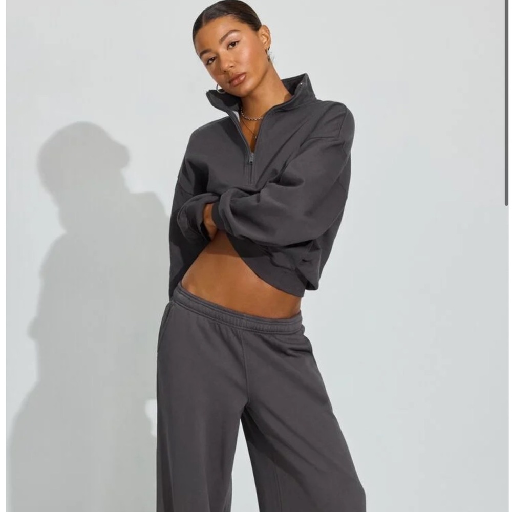 GARAGE QUARTER ZIP UP SWEATER! GREAT CONDITION! SIZE SMALL